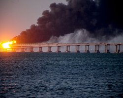 "Було похмуро, але тепло": Зеленський відреагував на підрив Кримського мосту (відео)