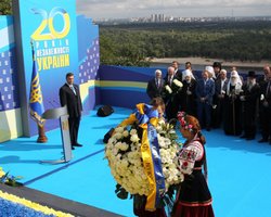 Власть судит женщину, которая отрезала фамилию Януковича от венка, - БЮТ