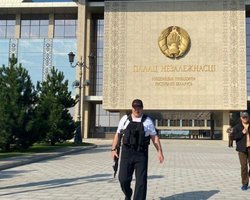 Дубль два. Лукашенко снова появился у резиденции с автоматом в руках