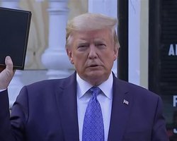 Полицейские разогнали протестующих резиновыми пулями ради фотографии Трампа возле церкви