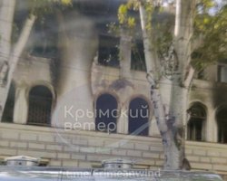 У Севастополі після вибухів спалахнув штаб ЧФ РФ: очевидці повідомляють про "чорні мішки"