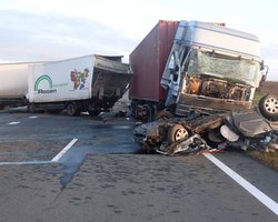 В столкновении трех фур и легковушки погибли три человека