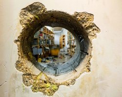 Пограбування століття: у Німеччині досі шукають злодіїв, які пробили діру в банк і вкрали 100 млн євро