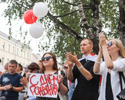 В день рождения Тихановского митингующие собрались у минского СИЗО