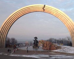 На Арке дружбы народов в Киеве появилась "трещина" в напоминание об узниках Кремля