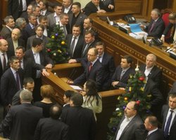 Оппозиция заблокировали трибуну Рады