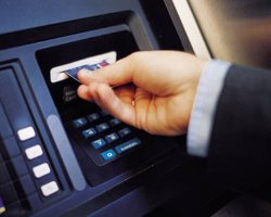 ПриватБанк разрешил бесконтактное снятие наличных