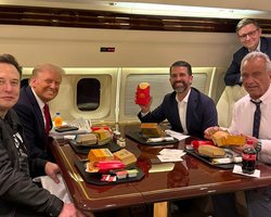 "Він псих": у соцмережах шоковані способом Ілона Маска їсти картоплю фрі