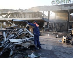 Из-под завалов ТЦ "Амстор" в Кременчуге пропали сейфы с украшениями и наличкой, — СМИ