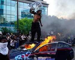 В США беспорядки охватили более 10 городов. СМИ: Пентагон готов ввести войска в Миннеаполис