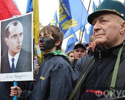 В центре Киева проходят митинги за признание и непризнание УПА