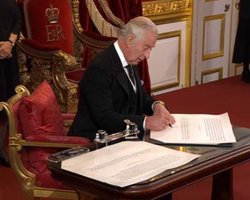 Принц Чарльз официально стал королем Великобритании Карлом III