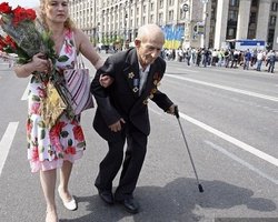 Сюжет дня. День Победы: ветеранам предложили только флаги