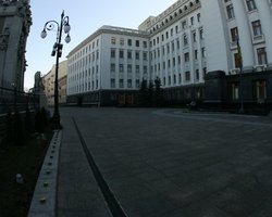 Пикетировать администрацию президента пришли 100 человек