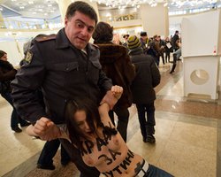 Путин сожалеет, что не застал активисток Femen на избирательном участке
