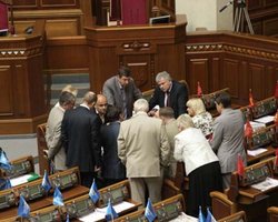 Граждане не доверяют партиям, но готовы пустить 7 сил в парламент