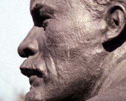 В Броварах, Славуте и Боярке активисты обрушили памятники Ленину