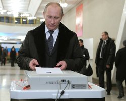 Во время голосования Путин уронил свой бюллетень