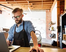 Экономическое бронирование от мобилизации: что ждет штатных работников и ФЛП