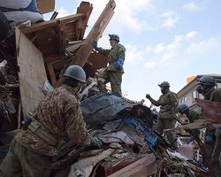 Смытый в Японии хлам через год завалит Гавайи, - экологи