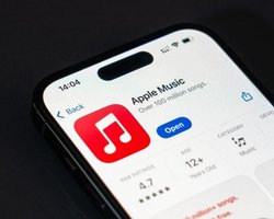 Почти 20% песен из России: Apple Music назвал самые популярные треки, которые слушали украинцы