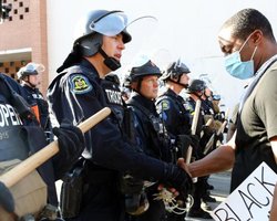 Протесты в США: полиция в ряде городов поддержала митингующих