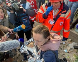 У Києві з-під завалів будинку після атаки дронами врятували кота Філю (відео)