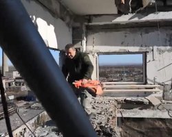 Авдеевка: бойцы ВСУ "спасли" флаг "Шахтера" и показали террикон, захваченный ВС РФ (видео)