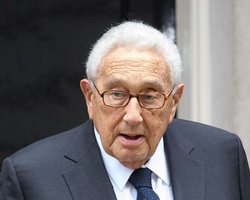 "Безумно опасно": Киссинджер раскритиковал риторику Европы о членстве Украины в НАТО