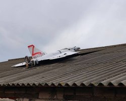 Один БПЛА впав на дах будинку: вночі 6 російських дронів залетіли у Молдову (фото)