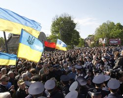 Львовский облсовет призывает местные власти вывесить на 9 мая национальные флаги с траурной лентой