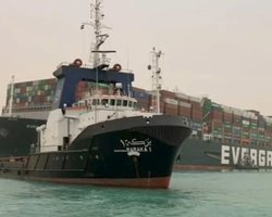 У входа в заблокированный Суэцкий канал собралось уже 321 судно (видео)