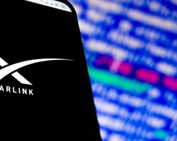 Starlink та генератори допоможуть налагодити зв'язок та Інтернет в Україні, — Федоров