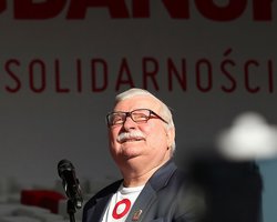 "Образив мене": експрезидент Польщі зняв прапор України з грудей і заявив, що більше не підтримує Зеленського