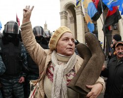 Празднование Дня Свободы завершилось, участники акции покидают Майдан