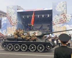 В Киеве проходит празднование Дня Победы под красными знаменами