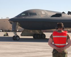 Туалет, мікрохвильовка і холодильник: чим обладнані унікальні бомбардувальники B-2 Spirit