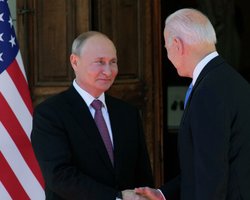 "Нагнетание истерии о вторжении РФ": у Путина озвучили свою версию разговора с Байденом