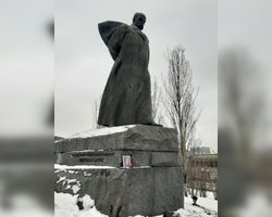 Ракетний удар по Дніпру: в містах Росії почали масово з'являтися стихійні меморіали (фото)