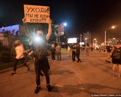 Протесты в Беларуси, третья ночь:  силовики передвигаются на машинах скорой помощи и нападают на журналистов