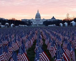 На инаугурации Байдена зрителей заменили 200 тысячами американских флагов (фото)