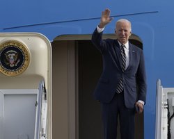 Поездом или самолетом: помощники Байдена могли готовить его тайный визит в Украину, – СМИ