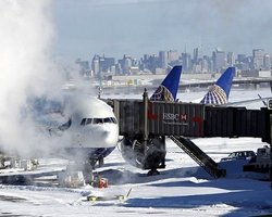 США продолжает заметать снегом: отменено 2 тыс. авиарейсов