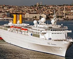 У Сейшел лег в дрейф лайнер компании-владельца Costa Concordia