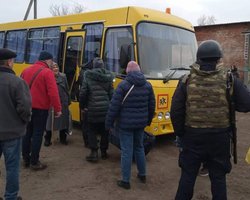 В Сумской области войска РФ зашли в приграничное село и вывезли более 50 жителей: что известно