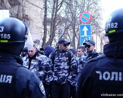 Визит Порошенко в Винницу: полиция применила дубинки, протестующие – газ, камни и файеры