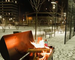 "Устроили зимнее пати": жители столичного ЖК грелись танцами во время блэкаута (видео)