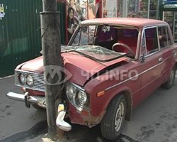 В Киеве ВАЗ сбил двух людей и врезался в столб