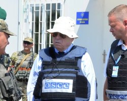 Координатору ОБСЕ боевики в Луганске не позволили встретиться с тремя заложниками