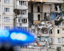 Пострадавший летом от взрыва дом на Позняках начали демонтировать (фото)